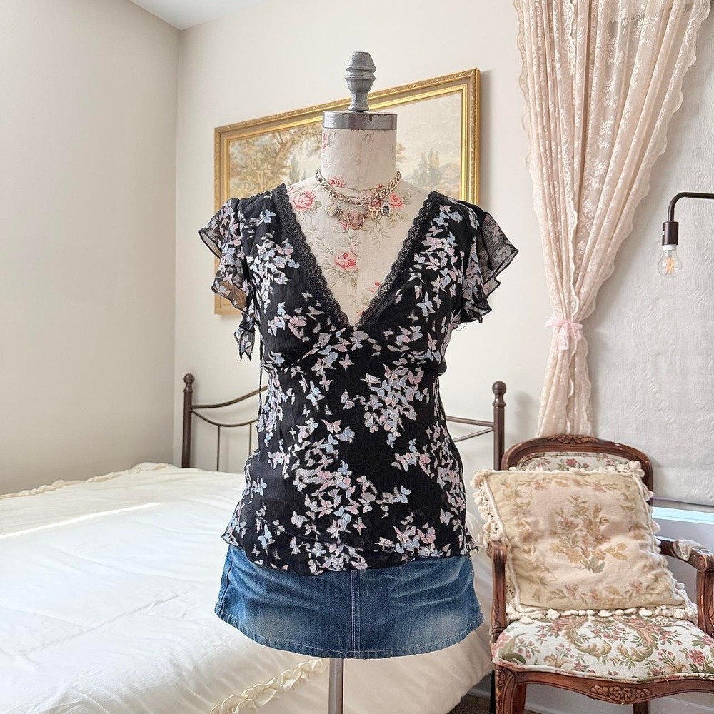 No boundaries size small black floral wrap front top